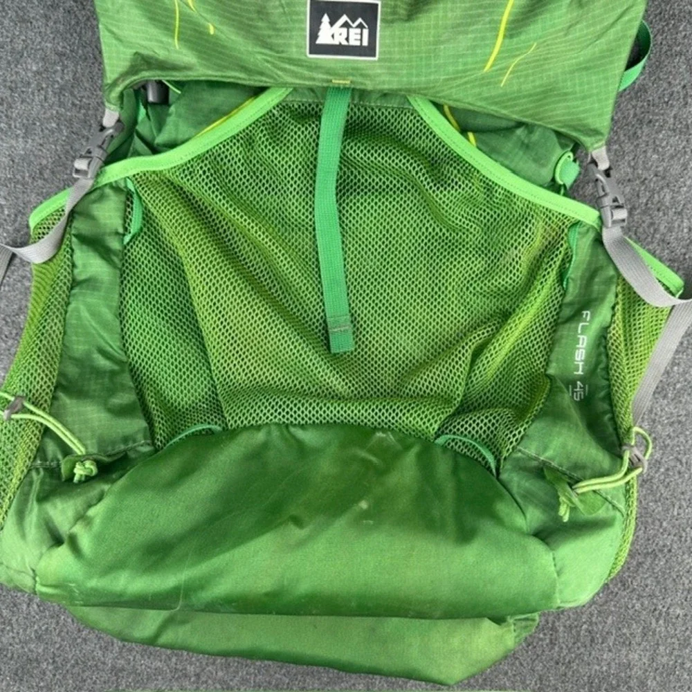 REI Flash 45 Men's Medium Hiking Backpack Green Lightweight Internal Frame Pack
